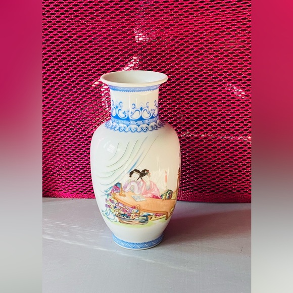 Elegant Vintage Vase- Delicate Hand Painted Art-Excellent Condition-From 1980’s? - Picture 4 of 16